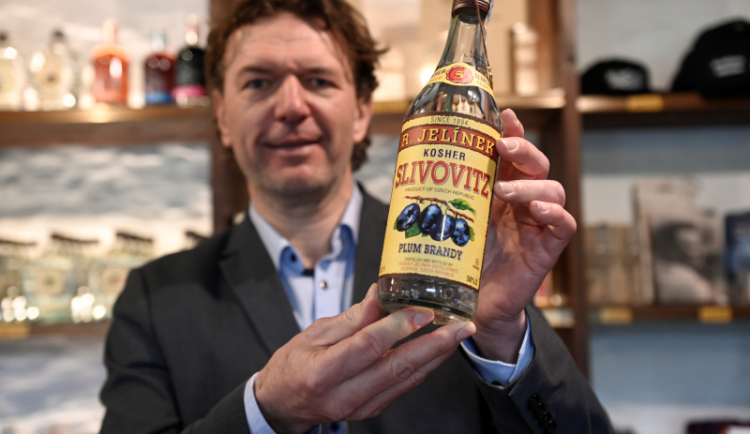 Destiláty do CTP lounge i restaurace dodá likérka R. JELÍNEK