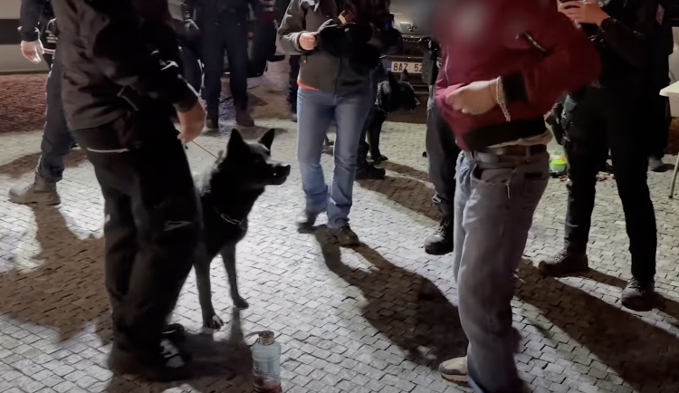 VIDEO: Policisté zkontrolovali stovky lidí na Andělu a v ubytovnách v Libuši. Objevili drogy i řidiče pod vlivem