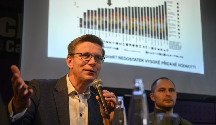 Živě: Velké finále vesmírné cesty Zero-G - Nadějní čeští kadeti si z beztížného letu odnesou zážitek na celý život