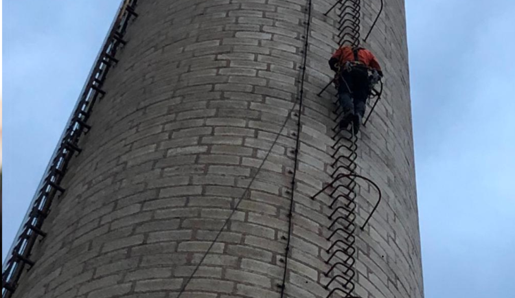 Na komín! Hasiči zachraňovali člověka, který vylezl na komín u hradecké nemocnice