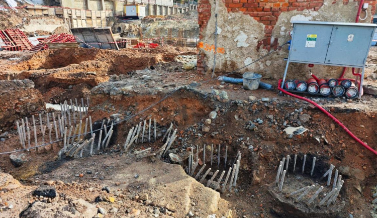 V Hrádku pokračují práce na revitalizaci bývalého továrního komplexu. Stavbaři zajišťují komín