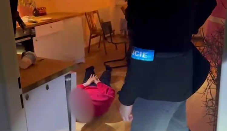 VIDEO: Zahraniční student vyhrožoval na internetu, policie si pro něj přišla až do kuchyně
