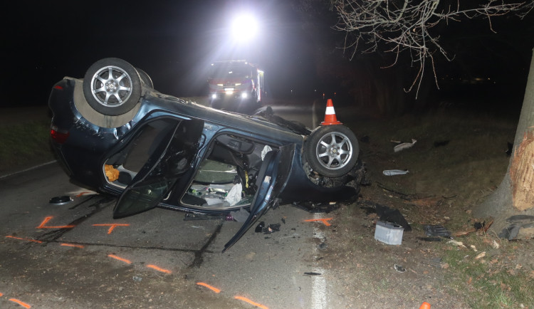 Policisté o víkendu řešili dvě nehody, kdy skončilo auto na střeše. Řidič i řidička byli pod vlivem alkoholu