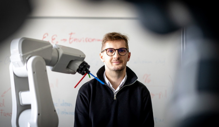 Brněnský vědec zpřístupňuje pokročilou automatizaci výroby malým a středním firmám. Jeho disertace získala cenu Wernera von Siemense