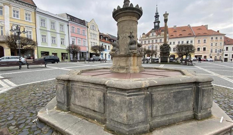 Kašna na náměstí v České Lípě zůstane letos bez vody. Je rozbitá, čeká na opravu