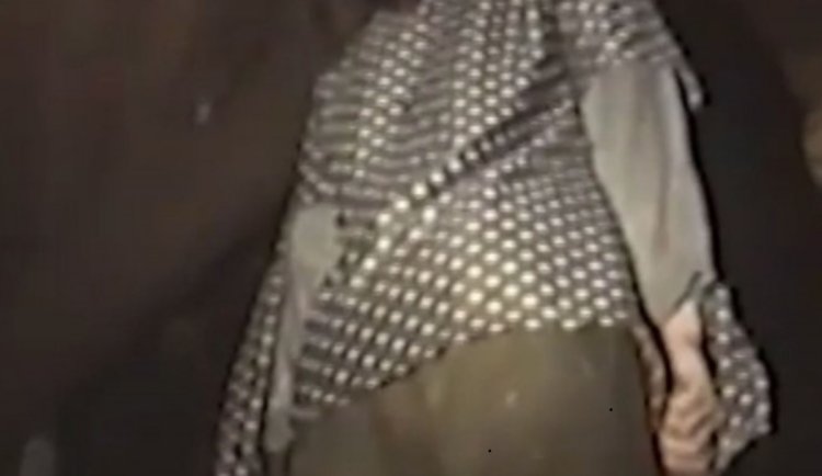 Oběšená s nožem v srdci. Podivná sebevražda v Kostelci vyvolává otázky dodnes