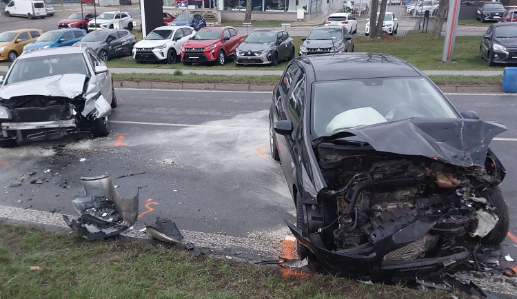 Nehoda v Třebíči. Řidič Fiatu se srazil s Audi v protisměru, dva lidé skončili v péči lékařů