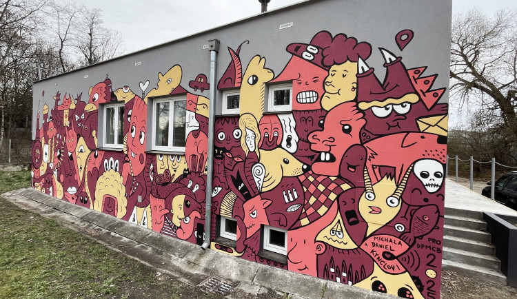 Budějovice zdobí nový streetart, Daniel Kyncl namaloval na měnírnu u Severní zastávky lidi, zvířata i příšery