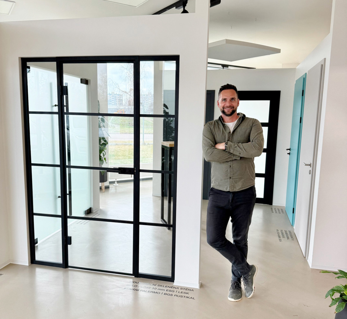 Dnešní zákazníci vyžadují široký výběr produktů, zakázkovou výrobu a špičkový servis, říká majitel showroomu se sklem a dveřmi Sapeli Lukáš Durek