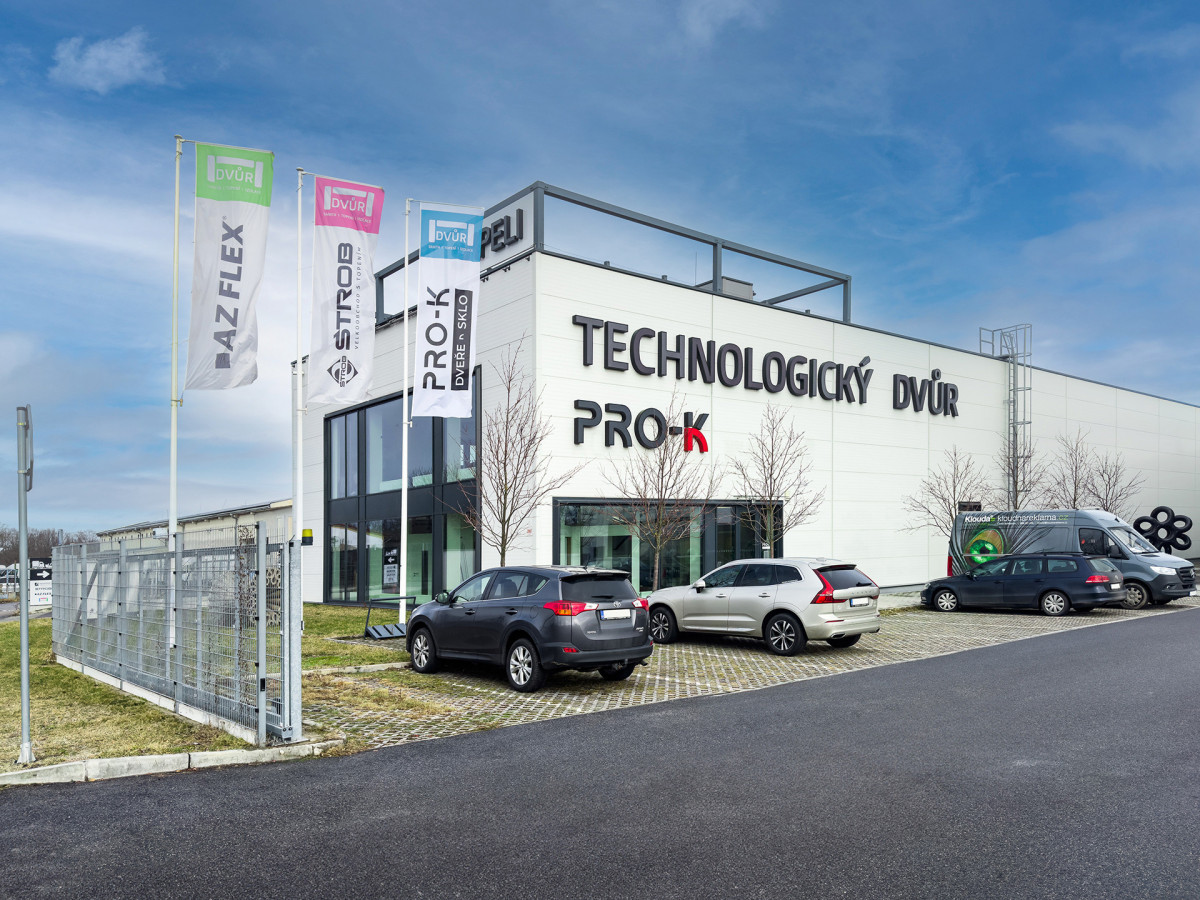 Dnešní zákazníci vyžadují široký výběr produktů, zakázkovou výrobu a špičkový servis, říká majitel showroomu se sklem a dveřmi Sapeli Lukáš Durek