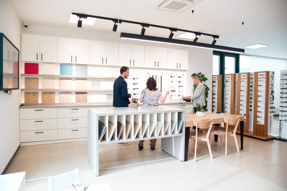 Dnešní zákazníci vyžadují široký výběr produktů, zakázkovou výrobu a špičkový servis, říká majitel showroomu se sklem a dveřmi Sapeli Lukáš Durek