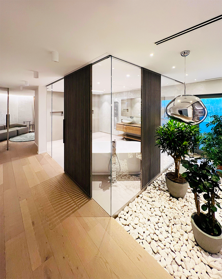 Dnešní zákazníci vyžadují široký výběr produktů, zakázkovou výrobu a špičkový servis, říká majitel showroomu se sklem a dveřmi Sapeli Lukáš Durek