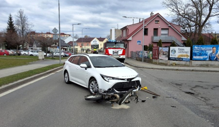 Řidička v autě se při odbočování srazila s motorkářem. Ten skončil v péči havlíčkobrodských lékařů