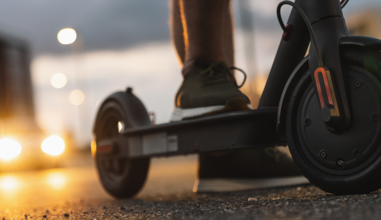 Policie eviduje velký nárůst nehod na elektrokoloběžkách. Některé končí smrtí