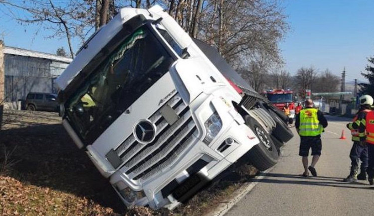 U Prachatic havaroval kamion, překládání nákladu blokuje dopravu