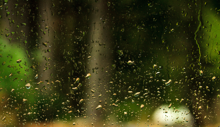 O víkendu dorazí ochlazení a sníh. Teploty klesnou k pěti stupňům, v noci na neděli bude mrznout