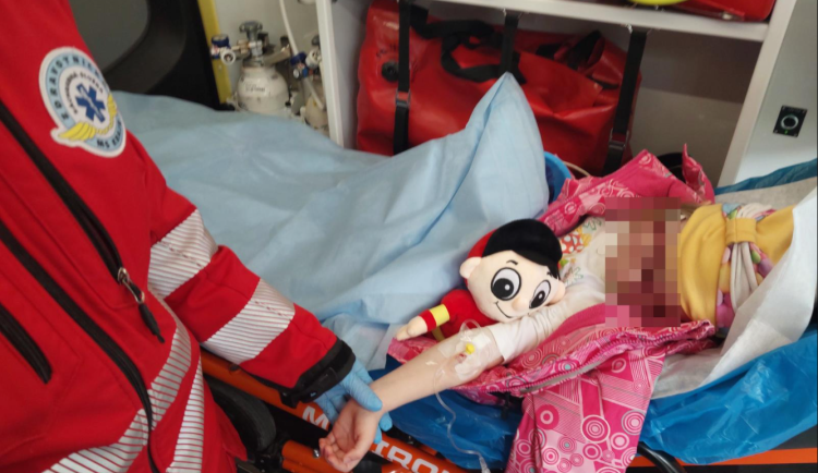 VIDEO: Rozrušený otec požádal policisty o pomoc. Jeho pětiletá dcera potřebovala bleskově do nemocnice