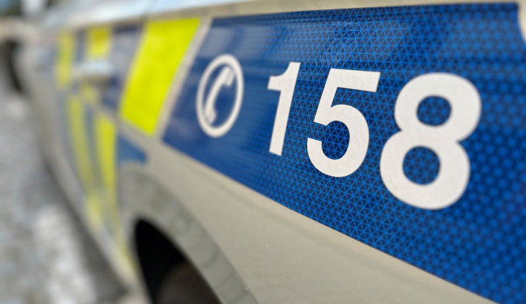 Sdílení intimních fotek dostalo dívku z Jičínska do nemalých problémů