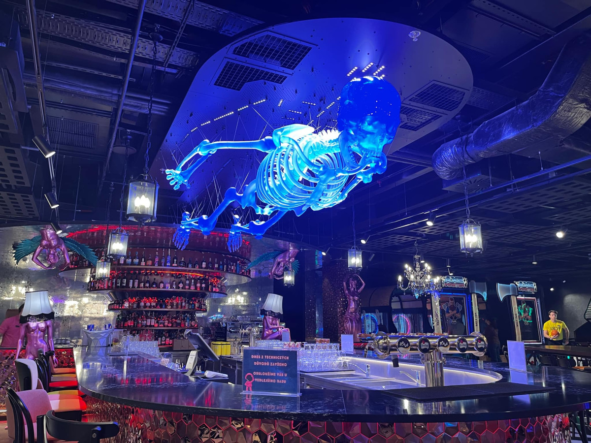 Máj už zdobí pětimetrový kostlivec, visí nad barem