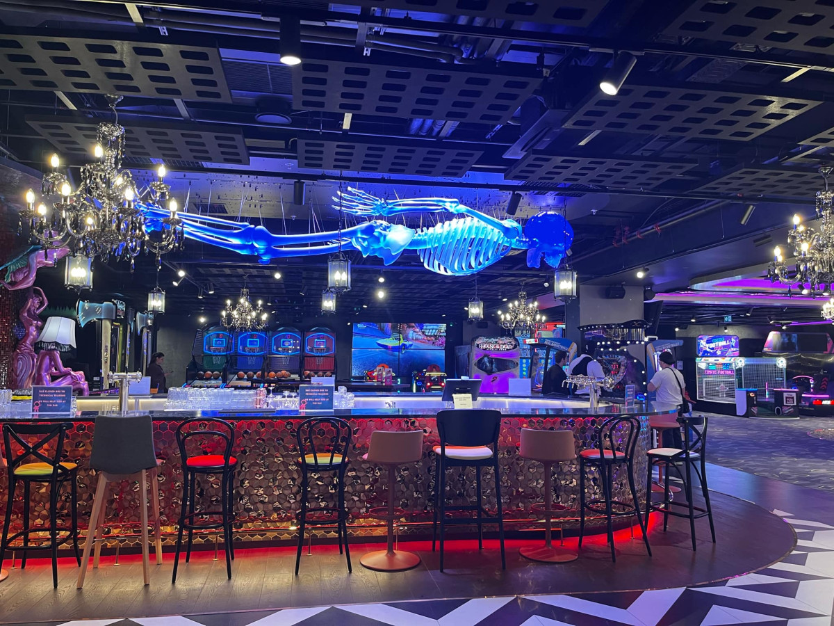 Máj už zdobí pětimetrový kostlivec, visí nad barem