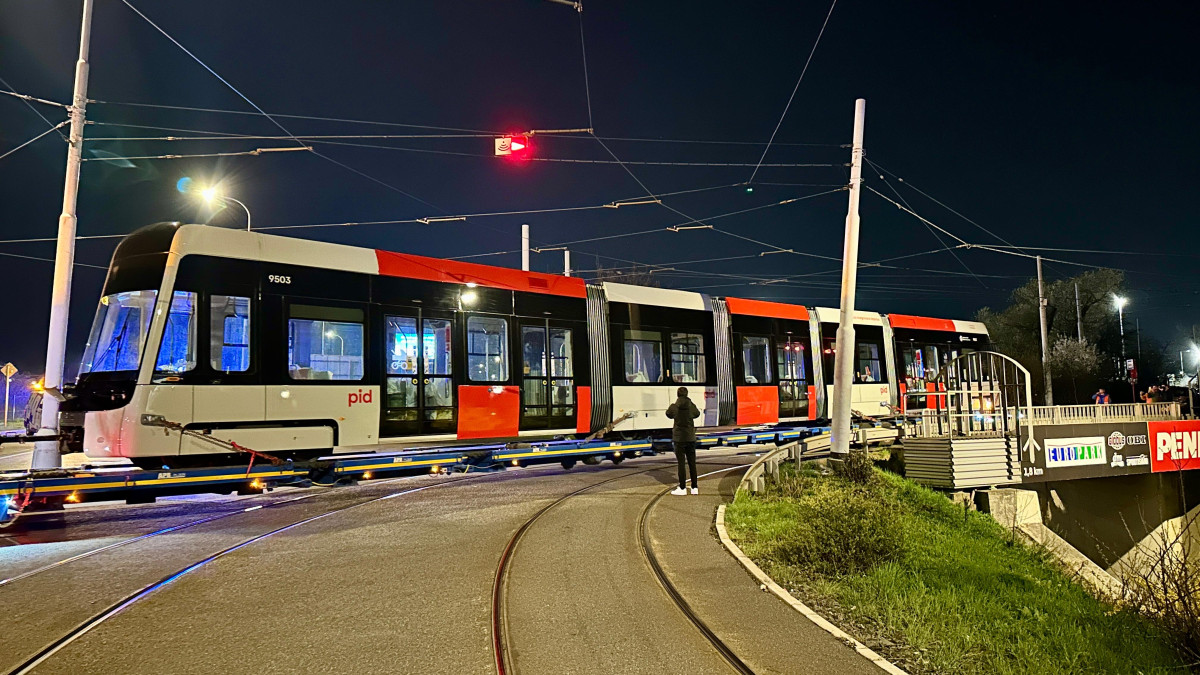 První tramvaj vyrobená speciálně pro Prahu dorazila do hlavního města