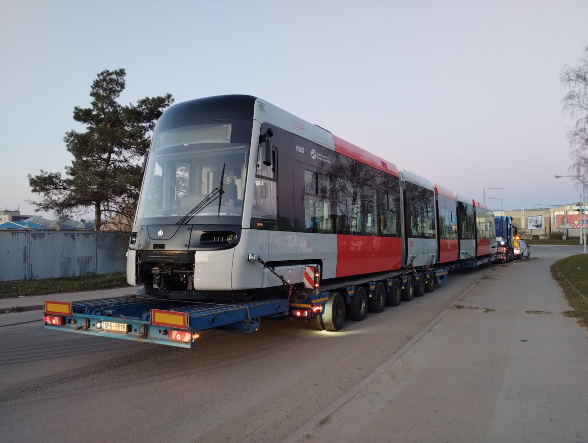 První tramvaj vyrobená speciálně pro Prahu dorazila do hlavního města