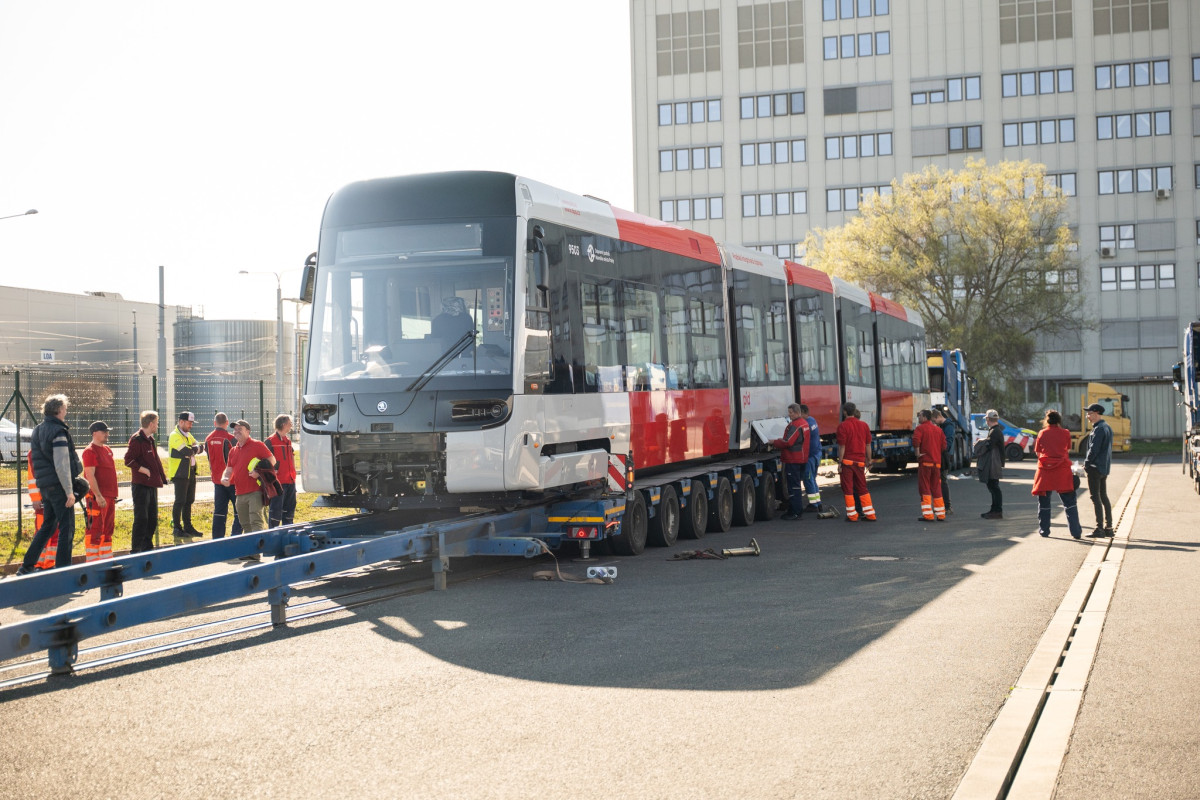 První tramvaj vyrobená speciálně pro Prahu dorazila do hlavního města