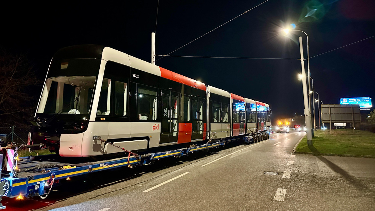 První tramvaj vyrobená speciálně pro Prahu dorazila do hlavního města
