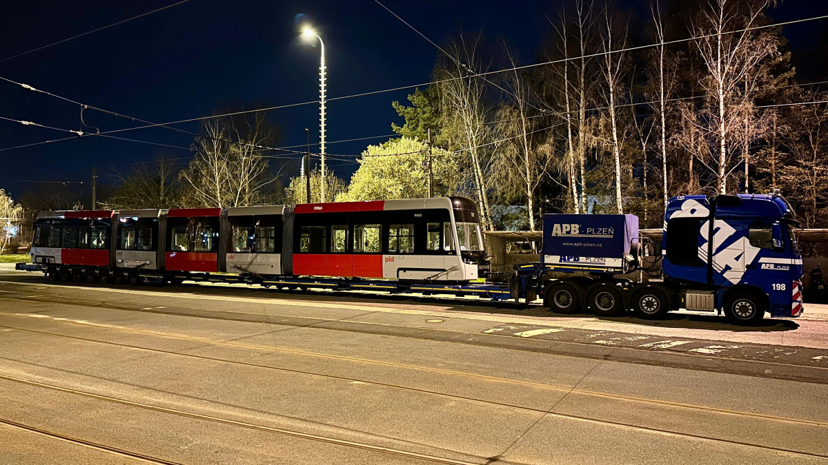 První tramvaj vyrobená speciálně pro Prahu dorazila do hlavního města