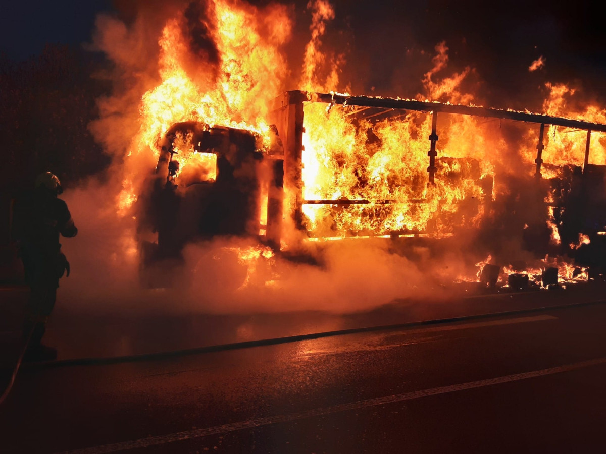 Hasiči v Havlíčkově Brodě bojovali s hořícím náklaďákem, co vezl elektroniku. Škoda je dva miliony korun