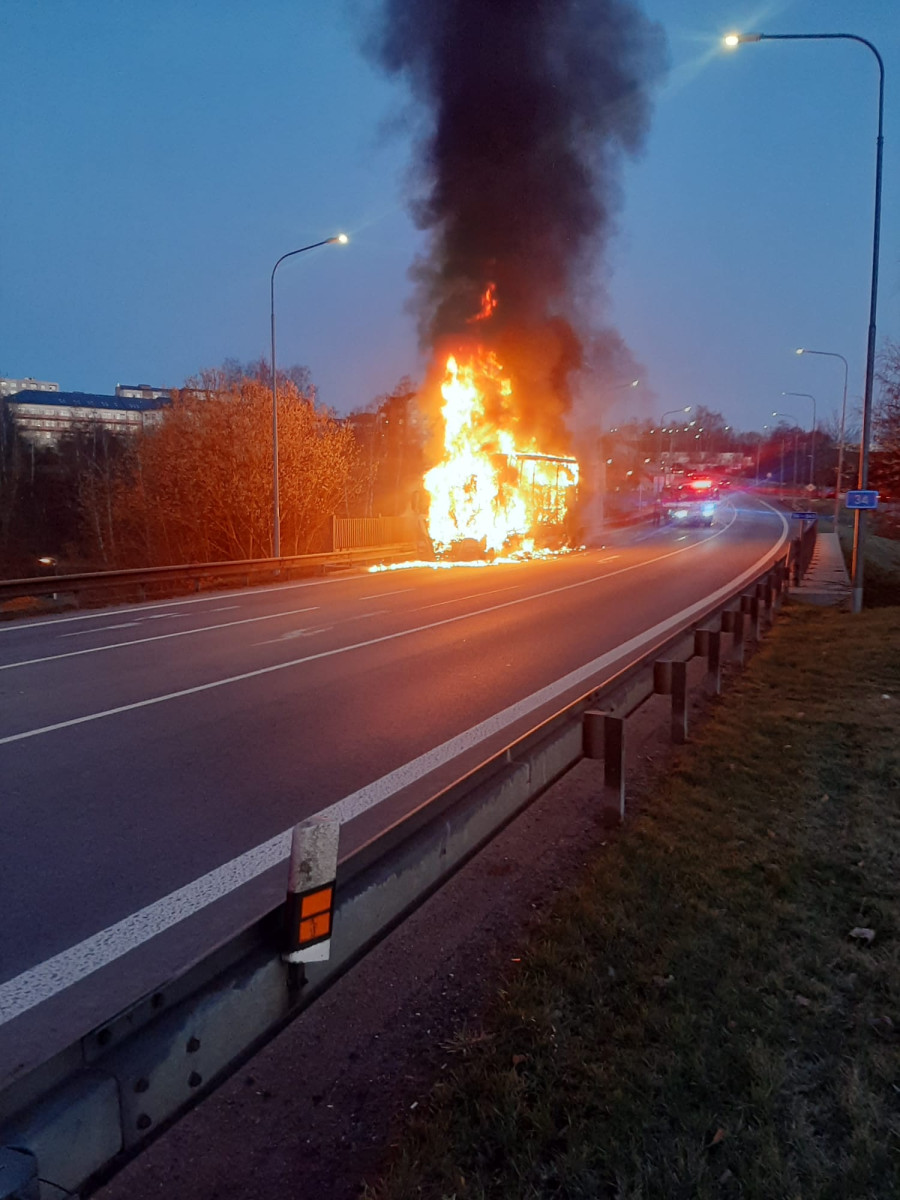Hasiči v Havlíčkově Brodě bojovali s hořícím náklaďákem, který vezl elektroniku. Lidé nemají otvírat okna