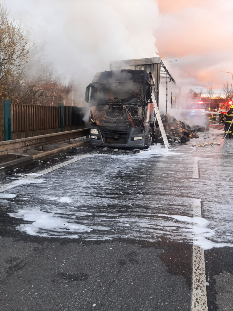 Hasiči v Havlíčkově Brodě bojovali s hořícím náklaďákem, který vezl elektroniku. Lidé nemají otvírat okna