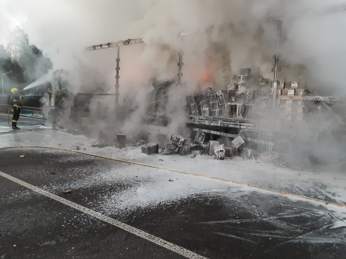 Hasiči v Havlíčkově Brodě bojovali s hořícím náklaďákem, který vezl elektroniku. Lidé nemají otvírat okna