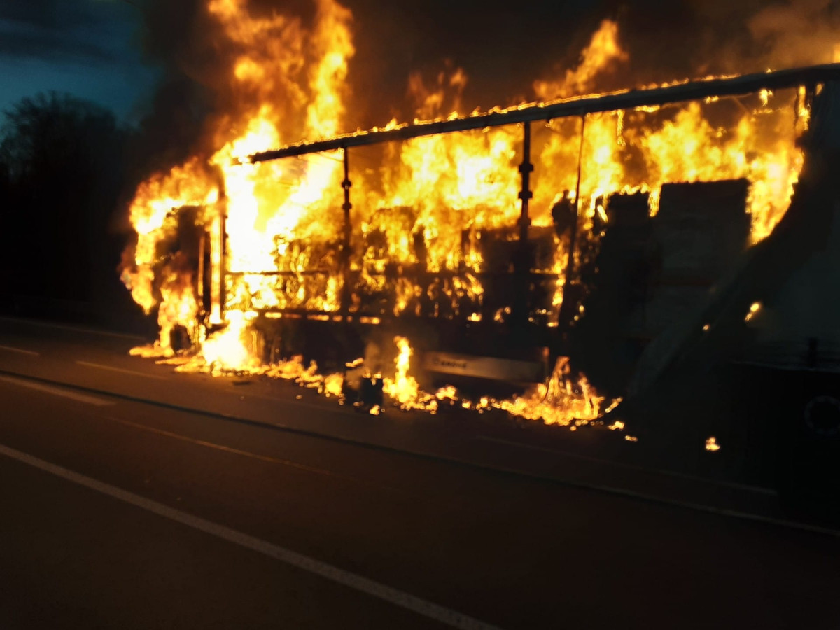 Hasiči v Havlíčkově Brodě bojovali s hořícím náklaďákem, který vezl elektroniku. Lidé nemají otvírat okna
