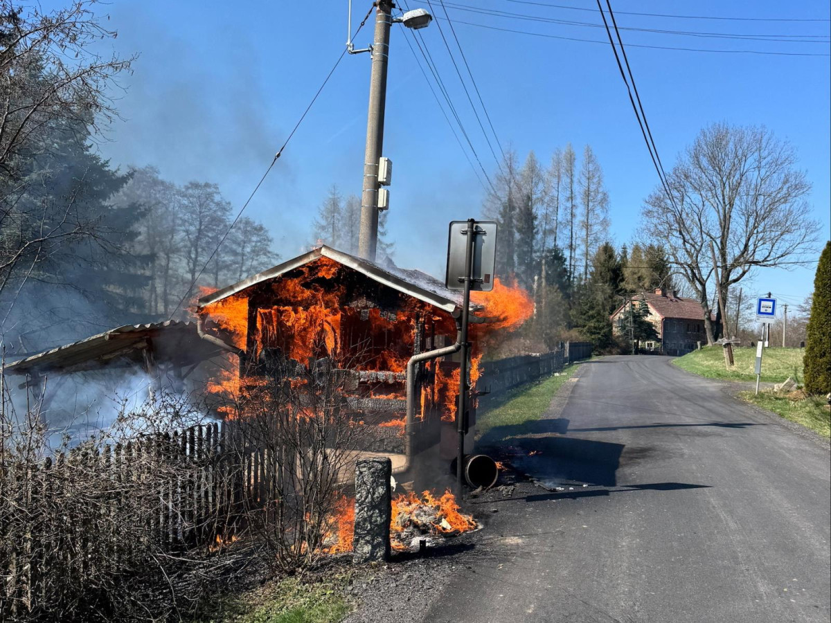 Profesionální hasiči zasahovali tento týden u 14 požárů, včera třeba u autobusové zastávky v plamenech na Frýdlantsku