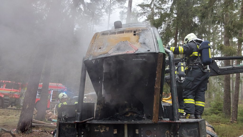 Profesionální hasiči zasahovali tento týden u 14 požárů, včera třeba u autobusové zastávky v plamenech na Frýdlantsku