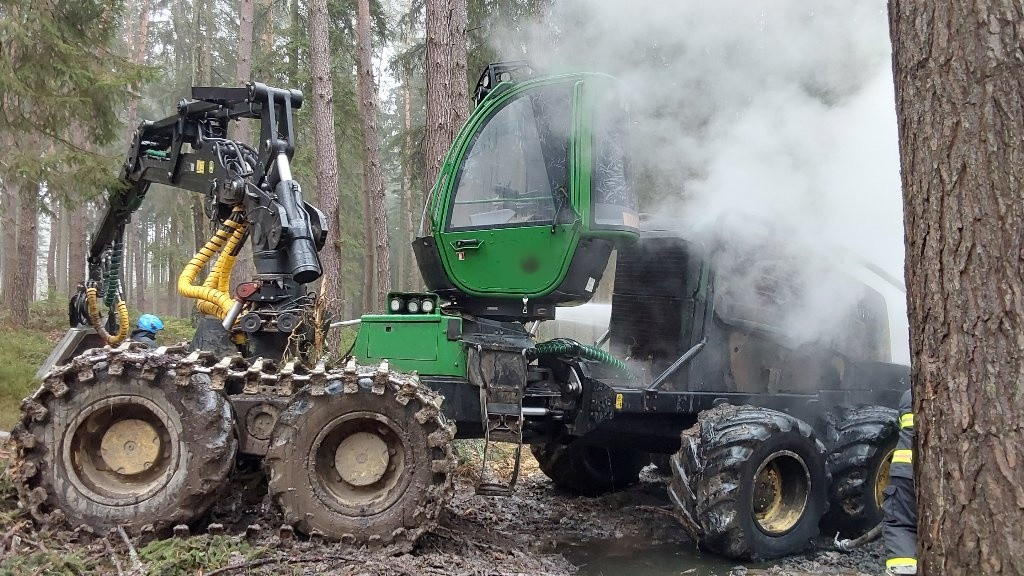 Profesionální hasiči zasahovali tento týden u 14 požárů, včera třeba u autobusové zastávky v plamenech na Frýdlantsku