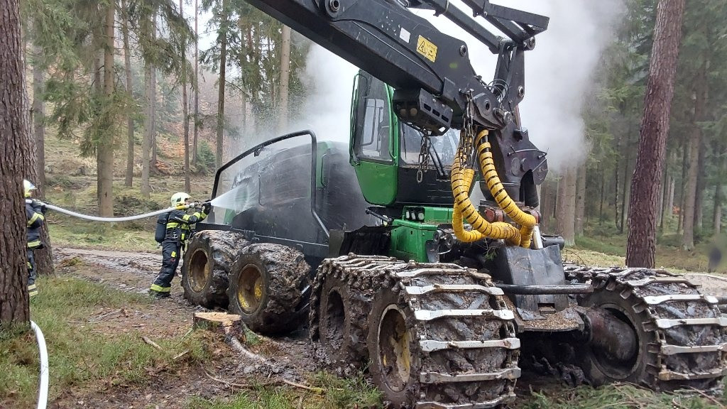 Profesionální hasiči zasahovali tento týden u 14 požárů, včera třeba u autobusové zastávky v plamenech na Frýdlantsku