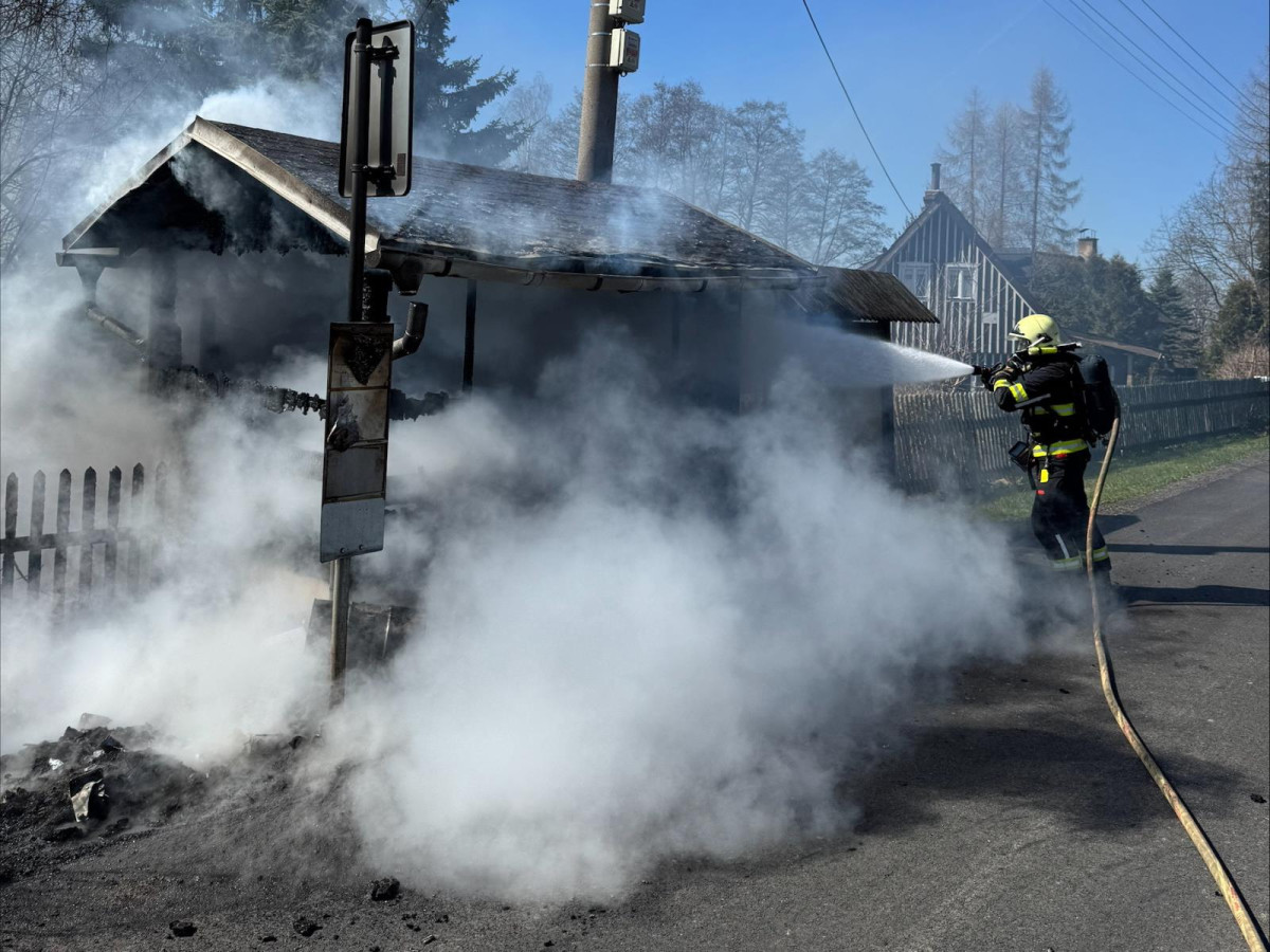 Profesionální hasiči zasahovali tento týden u 14 požárů, včera třeba u autobusové zastávky v plamenech na Frýdlantsku