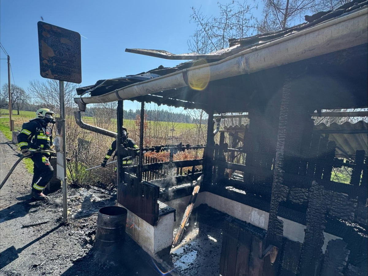 Profesionální hasiči zasahovali tento týden u 14 požárů, včera třeba u autobusové zastávky v plamenech na Frýdlantsku
