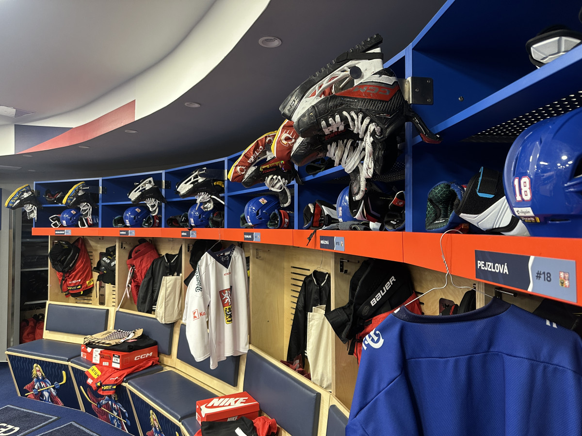 Přípravy hokejového mistrovství vrcholí, šampionát začne již za pět dní. V kabině už byste logo Motoru hledali marně