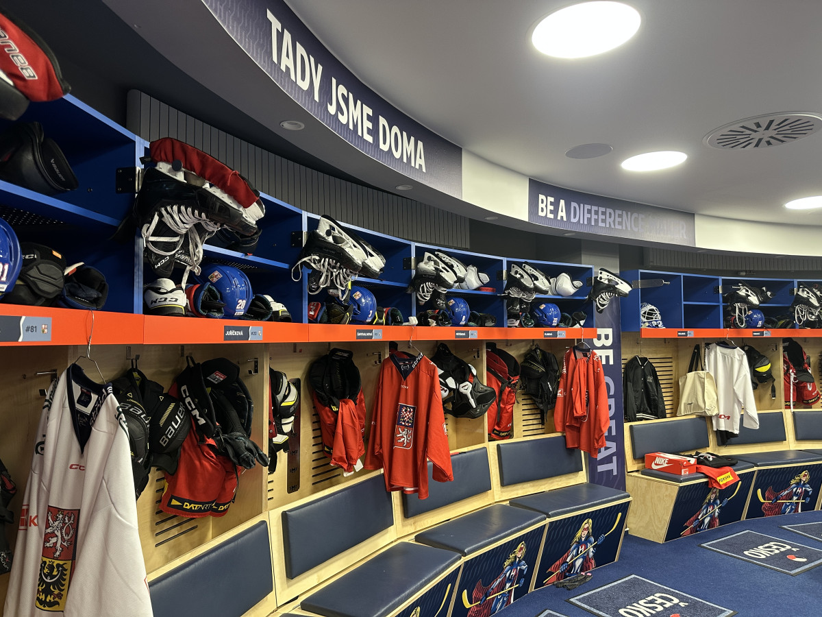 Přípravy hokejového mistrovství vrcholí, šampionát začne již za pět dní. V kabině už byste logo Motoru hledali marně