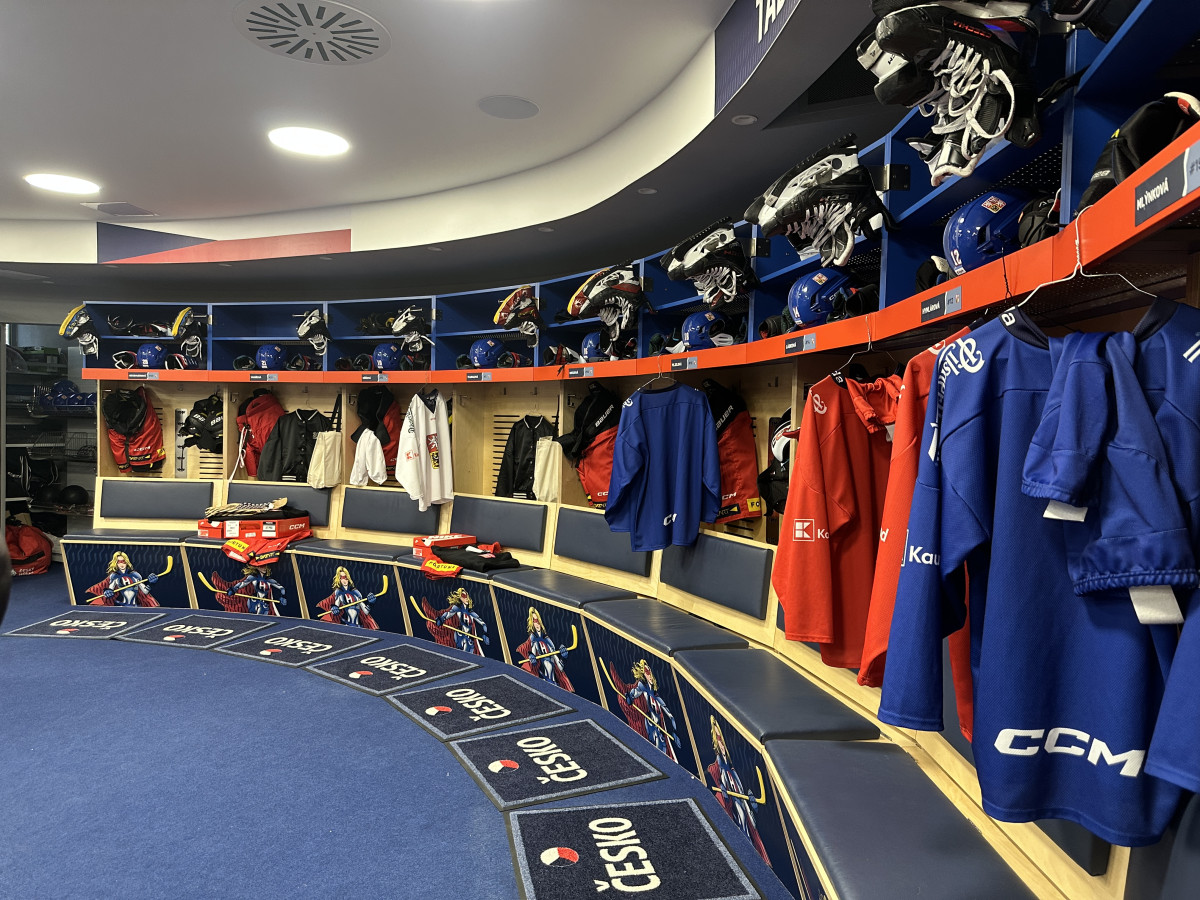 Přípravy hokejového mistrovství vrcholí, šampionát začne již za pět dní. V kabině už byste logo Motoru hledali marně