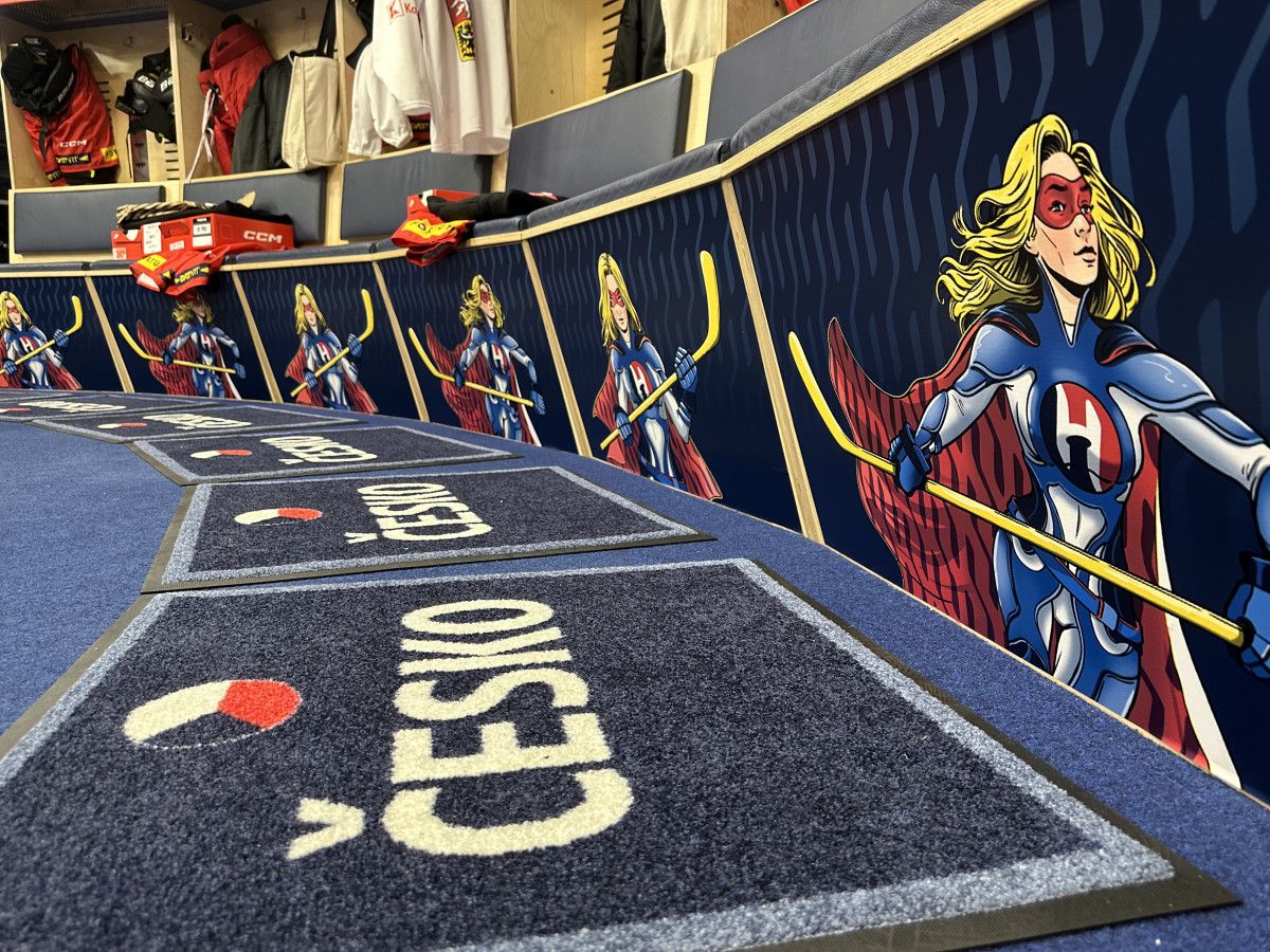 Přípravy hokejového mistrovství vrcholí, šampionát začne již za pět dní. V kabině už byste logo Motoru hledali marně