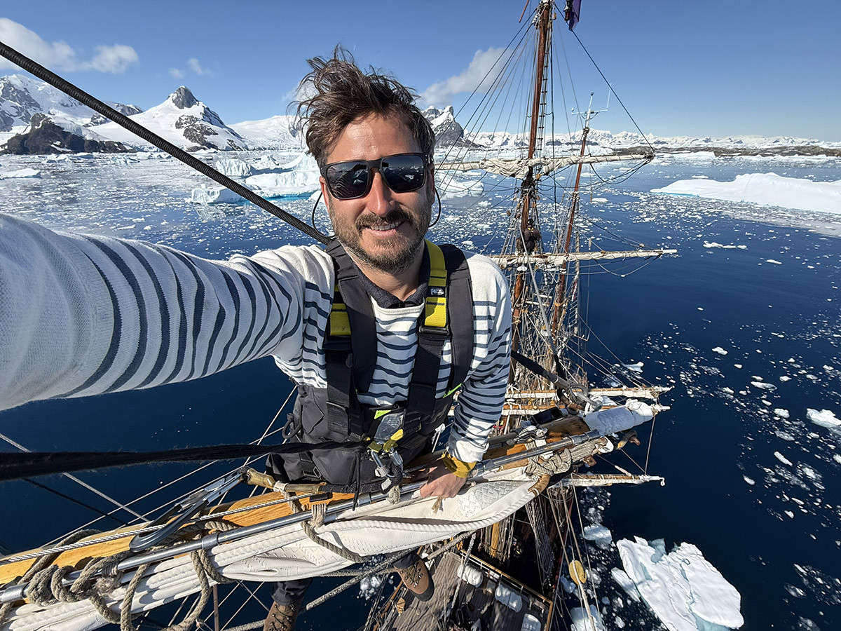 Šimon Pelikán na lodi Bark Europa při expedici na Antarktidu