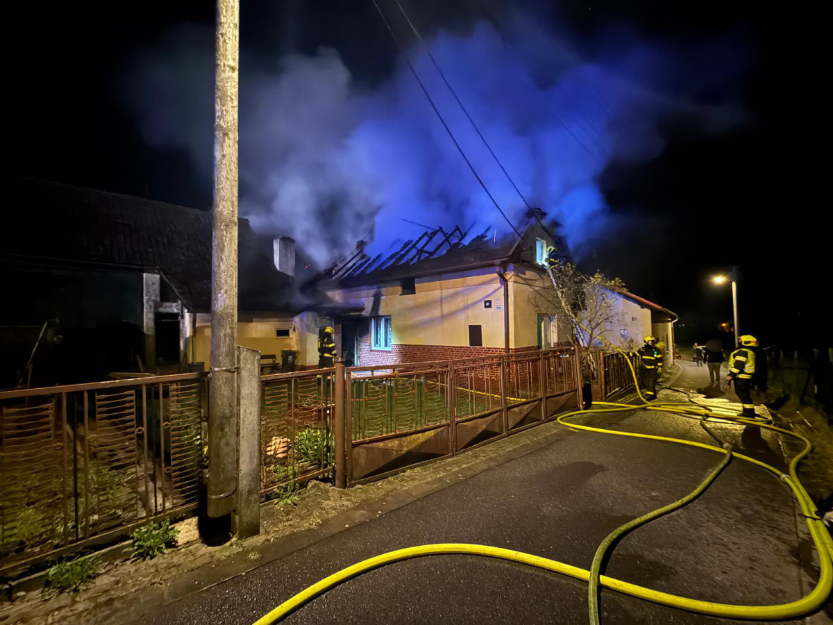 Při nočním požáru domu v Hlučíně zemřel člověk, při zásahu se také zranil hasič. Škoda je tři miliony
