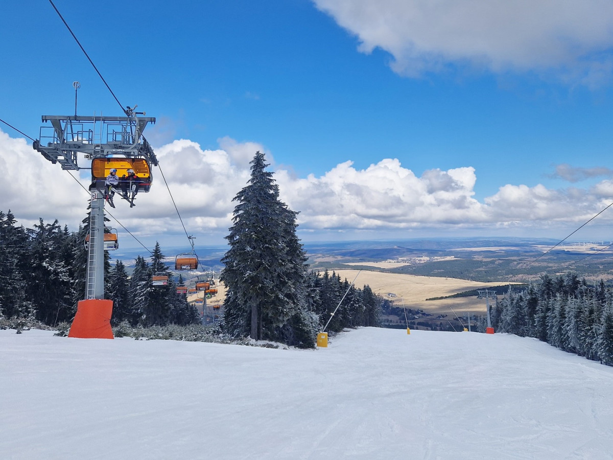 Sněhu je v Krušných horách stále dost, lyžařům se ale nechce na svahy