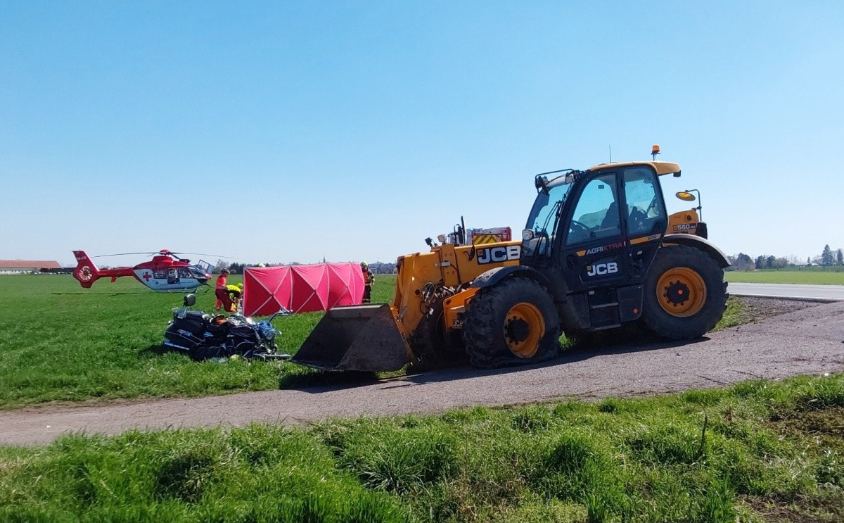 Na Prostějovsku se při nehodě těžce zranil motorkář, na pomoc letěl vrtulník