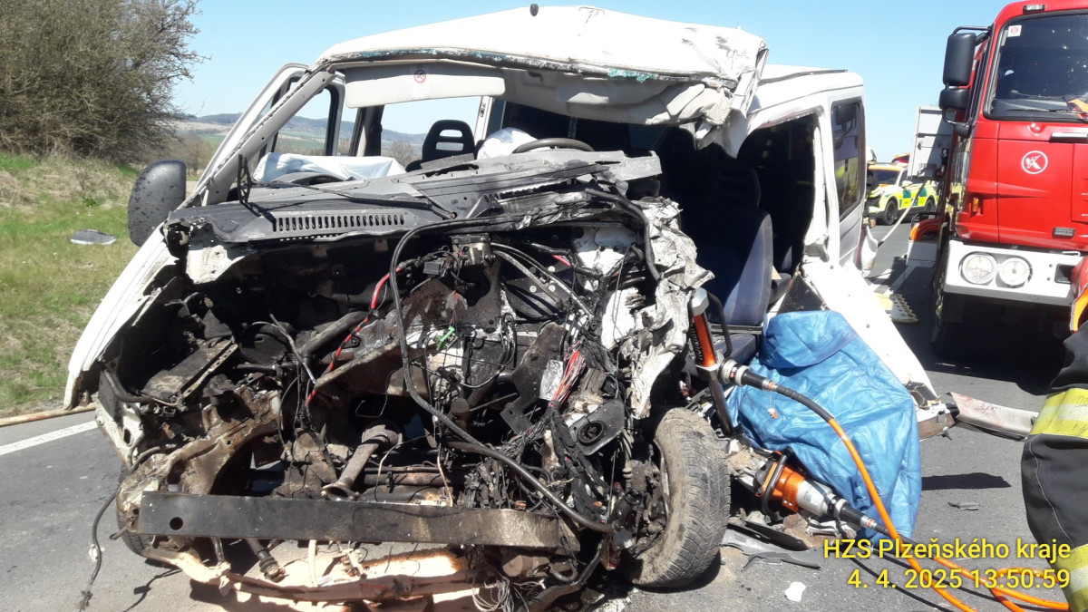 Při střetu tří dodávek se vážně zranili dva řidiči. Oba museli hasiči vyprostit ze zdemolovaných vozidel