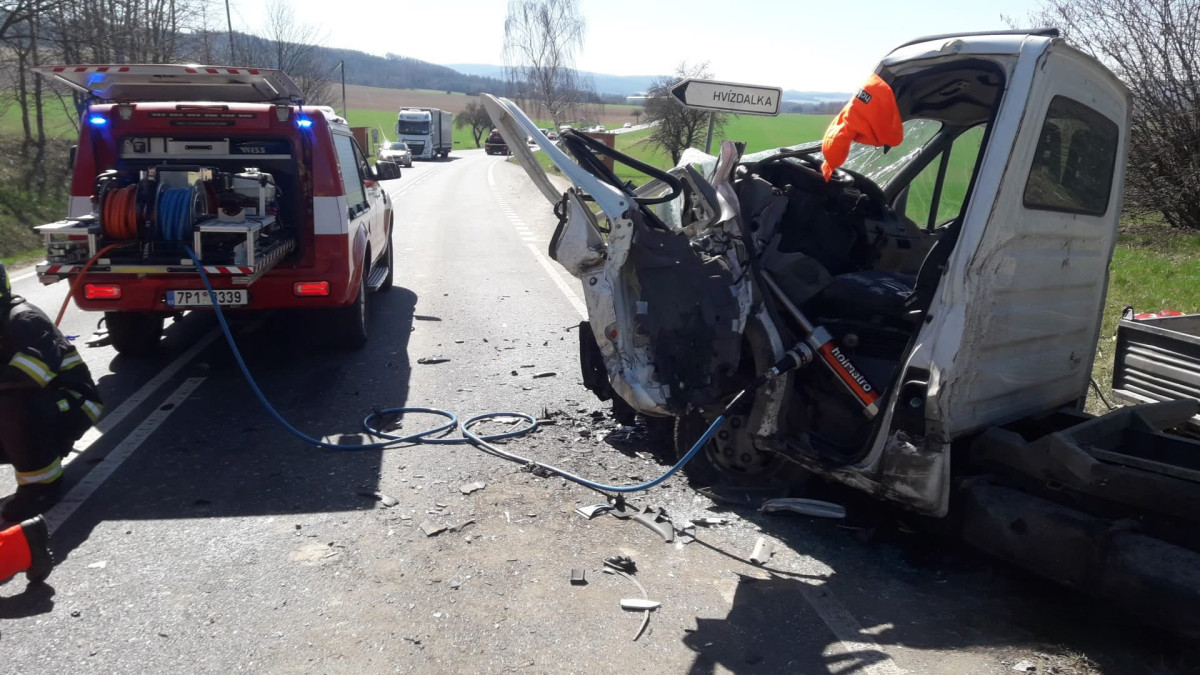 Při střetu tří dodávek se vážně zranili dva řidiči. Oba museli hasiči vyprostit ze zdemolovaných vozidel